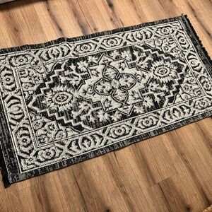 TAHARI Decorative Accent Rug